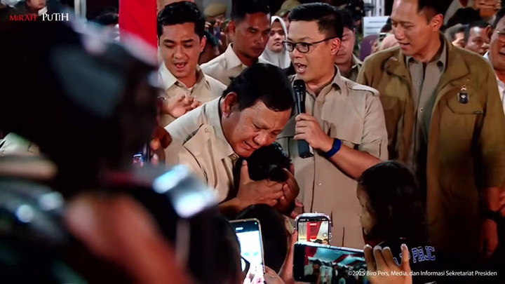 Momen Haru Prabowo Nyanyi Lagu Tanah Airku Bersama Pengungsi Tapsel