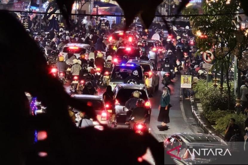 Keramaian Wisatawan Meriahkan Malam Tahun Baru di Kayutangan Heritage Malang