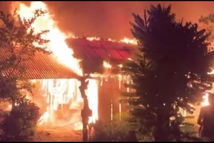 Rumah Warga Luwu Terbakar Jelang Tahun Baru, Pengungsi Berjalan Kaki