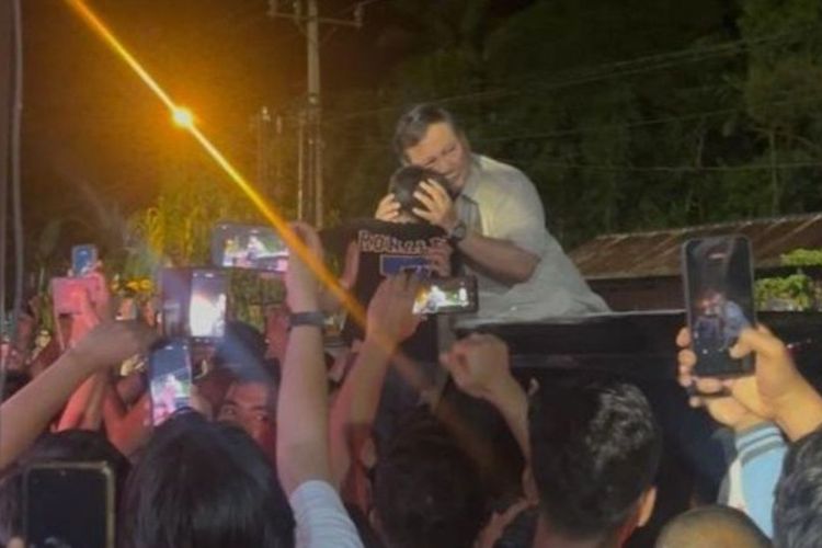 Prabowo Peluk Anak Kecil di Pengungsian Batu Hula
