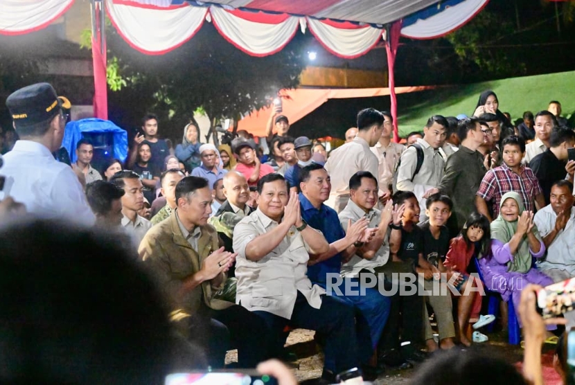 Prabowo Dampingi Sjafrie dan AHY Rayakan Tahun Baru di Posko Pengungsi