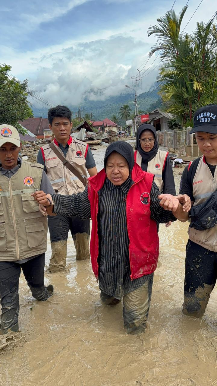 Aksi Risma Pantau Banjir Lumpur di Agam Sumbar