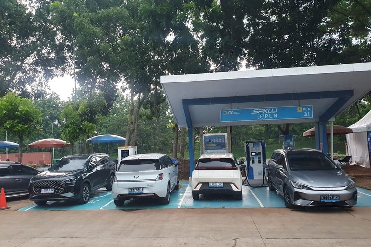 Tips isi baterai mobil listrik: hindari isi hingga penuh