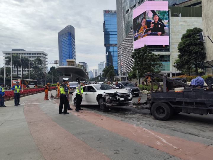 Mobil Tabrak Bus TransJakarta di Bundaran HI