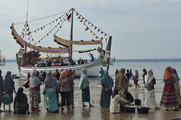 Warga Sumenep Berebut Ikan Segar di Pelabuhan Bintaro Saat Libur Tahun Baru