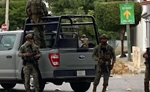 En un operativo desplegado por elementos navales vìa terrestre y aerea en la colonia Guadalupe, en Culiacàn, fue detenido Pedro Inzunza Noriega “El Señor de la Silla. Fotos: Especiales