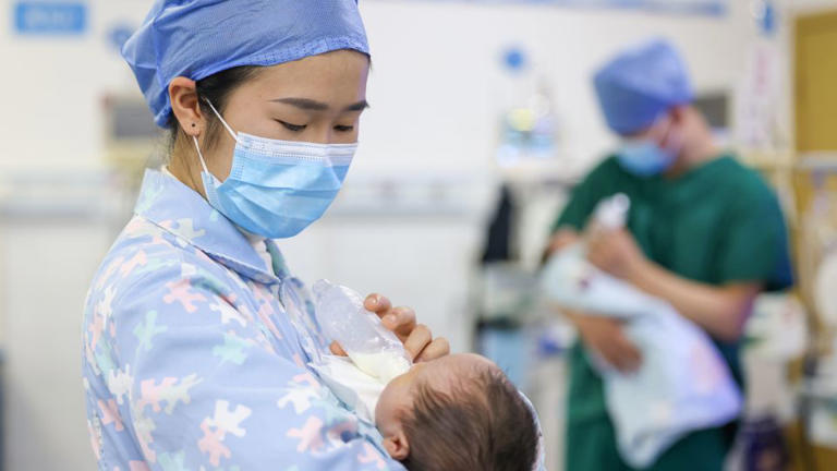 Diez años después de poner fin a su política de «hijo único», la iniciativa de China de tener más bebés no convence a sus ciudadanos