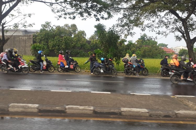 Jangan Berdiri di Pinggir Jalan Saat Hujan: Ini Alasannya
