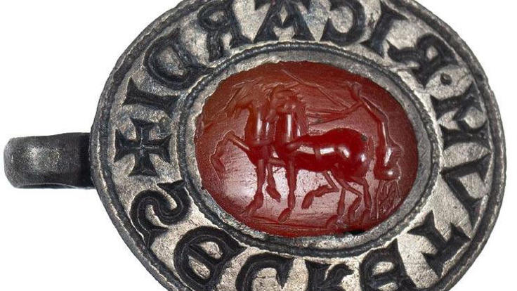 The finely-carved Roman gemstone shows a charioteer standing on a racing chariot, with whip in hand, urging on two high-stepping horses