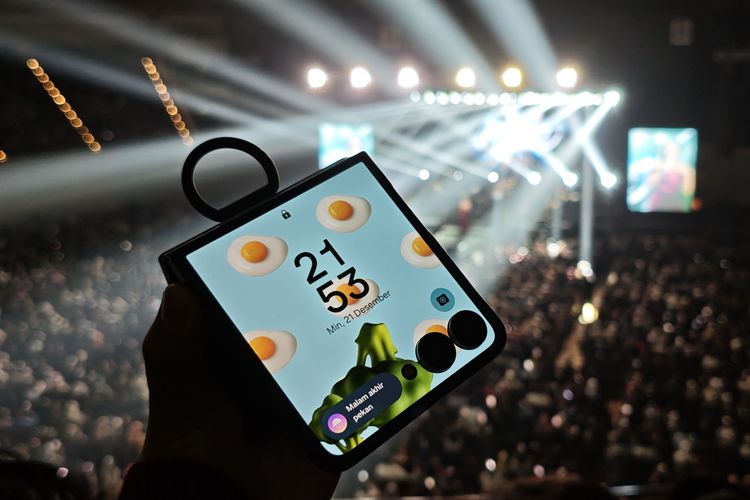 Foto wefie saat konser jadi lebih keren dengan edit generatif di HP Samsung Galaxy