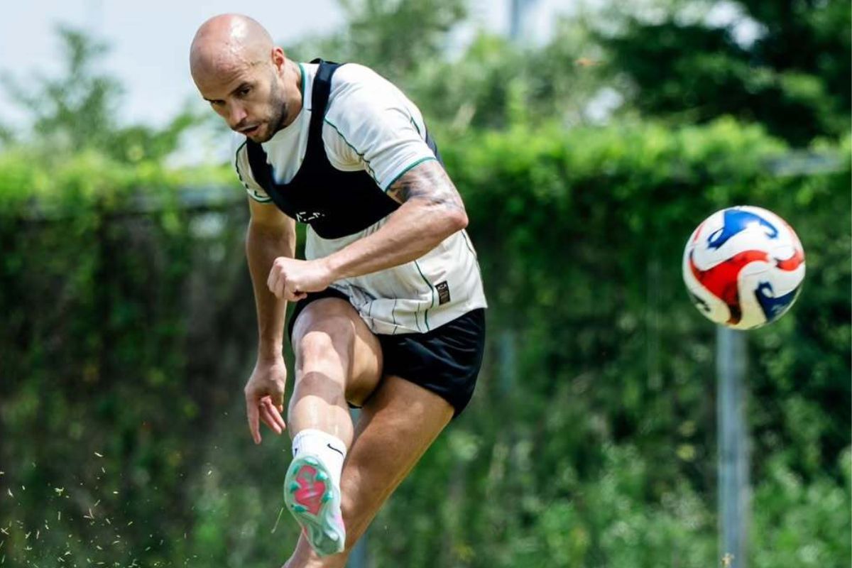 Persebaya Mengejar Puncak, Uston Nawawi Tegaskan Lapar Kemenangan