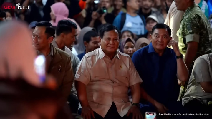 Momen Prabowo Tonton Jumbo di Malam Tahun Baru Bersama Pengungsi Tapsel
