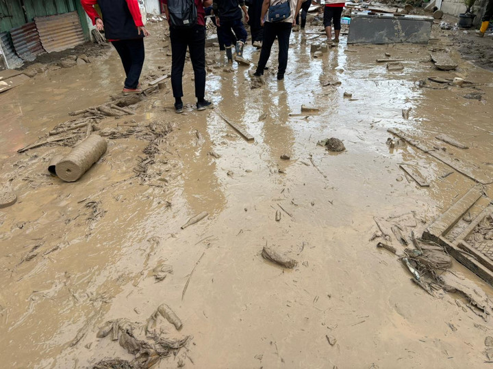 Banjir Landa Nagari Maninjau: Jalan Tersumbat Lumpur