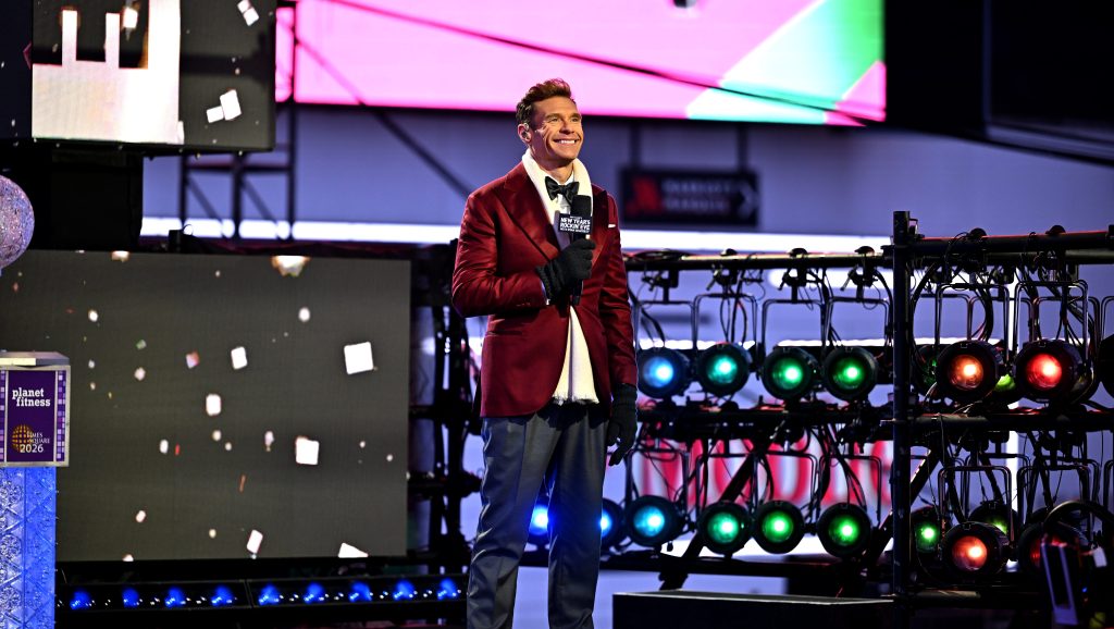 Ryan Seacrest hace sonar la campana de cierre del Nasdaq antes de la ‘Nochevieja Rockin’ de d**k Clark’