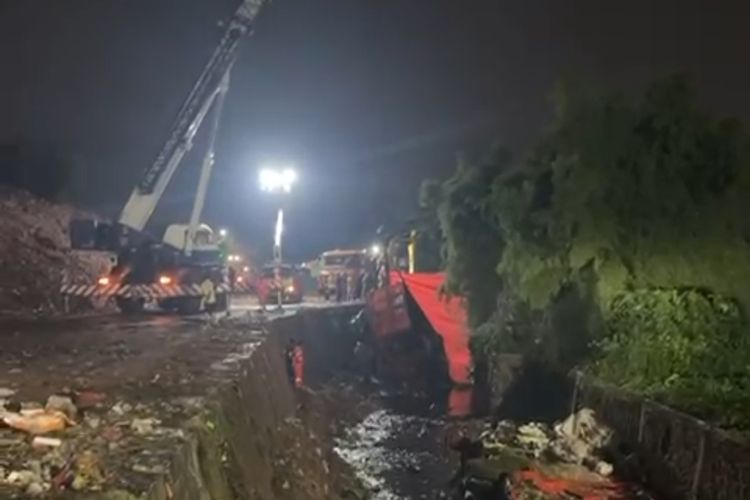 Evakuasi 3 Truk Sampah di Bantargebang Terhambat Tali Baja Putus
