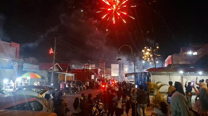 Sambut Tahun Baru 2026, Warga Berkumpul di Tugu Mercuri Parigi