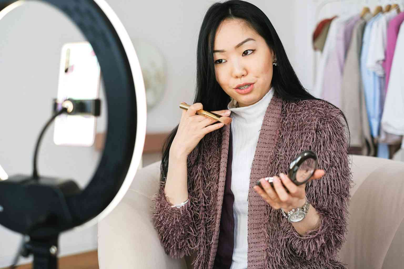Mengungkap Sisi Lain dan Peluang Karier Host Live