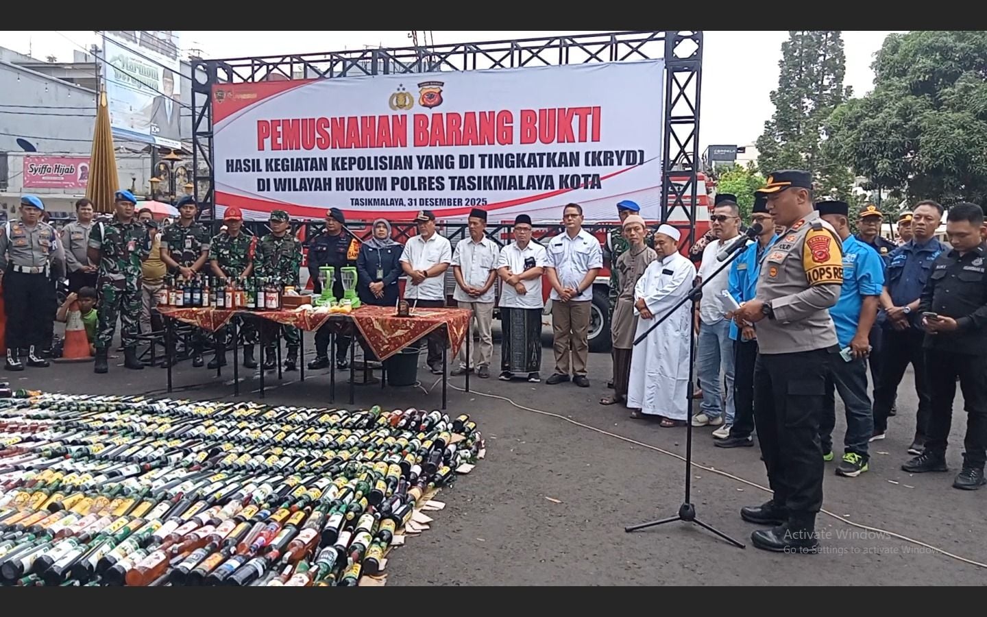 Ribuan Botol Miras dan Knalpot Bronk Dimusnahkan Jelang Tahun Baru 2026 di Jalan HZ Mustofa