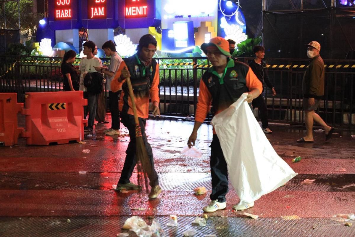 Petugas DLH Bersihkan Jakarta, 3.845 Orang Dikerahkan Tahun Baru
