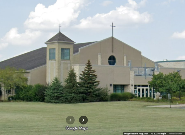 La demanda por acoso sexual de octubre se presentó en relación con el nombramiento del padre Néstor Sánchez en la parroquia Sagrada Familia, en la Ruta 59, Shorewood. Imagen vía Google Maps.