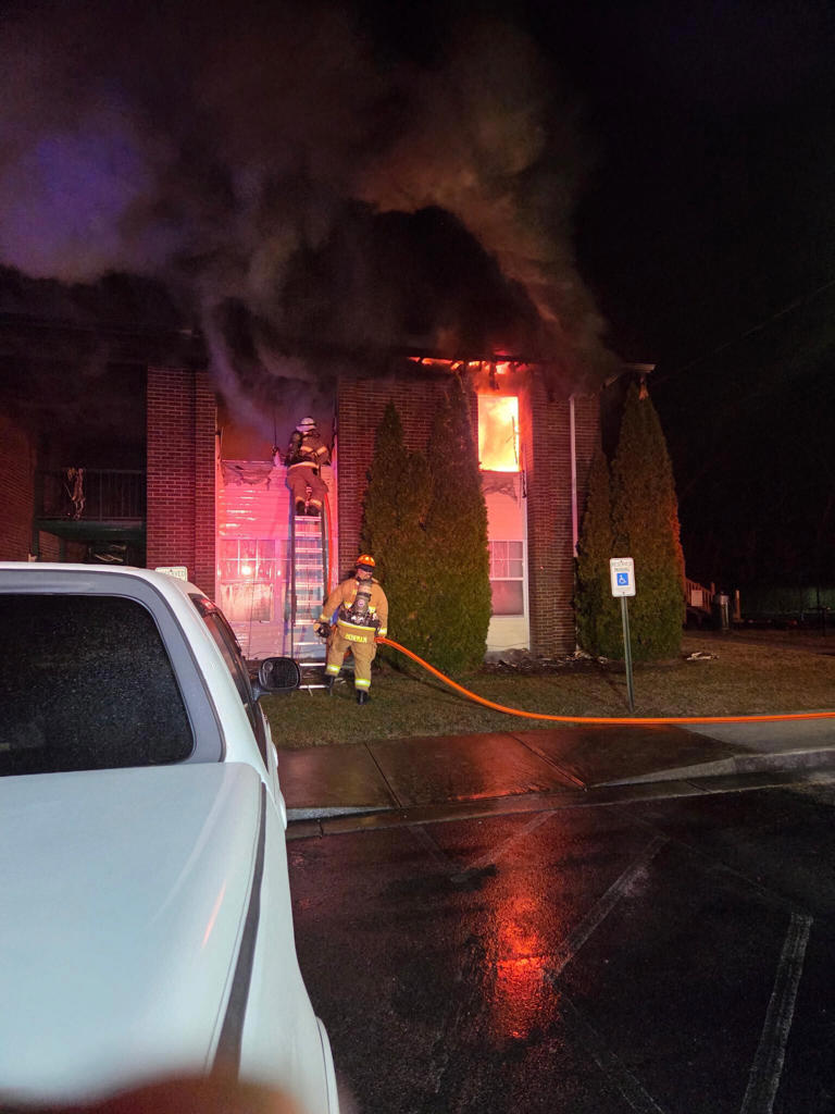Early morning fire leaves apartment complex residents displaced in ...