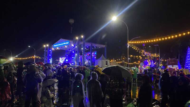 Warga Kalteng Rayakan Tahun Baru dengan Doa dan Konser Amal di Bawah Hujan