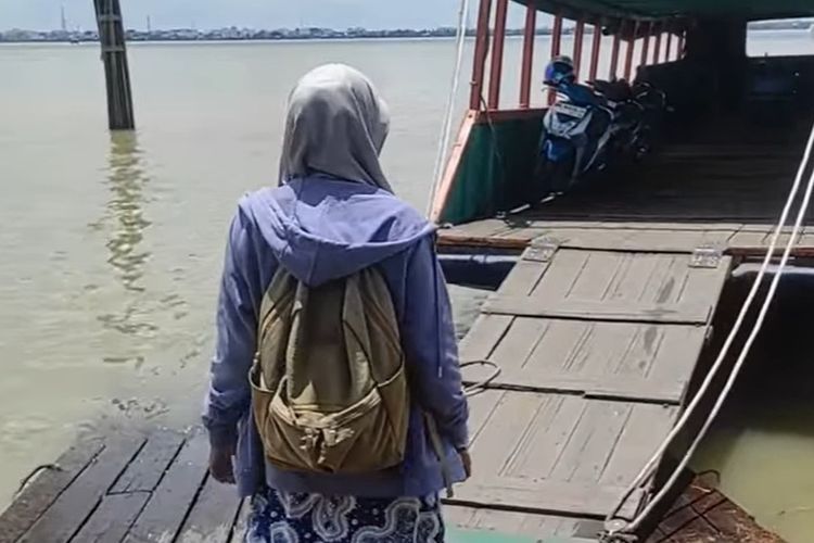 Menyeberangi Laut dan Menembus Hutan, Perjuangan Guru di Perbatasan Mengajar Setiap Hari