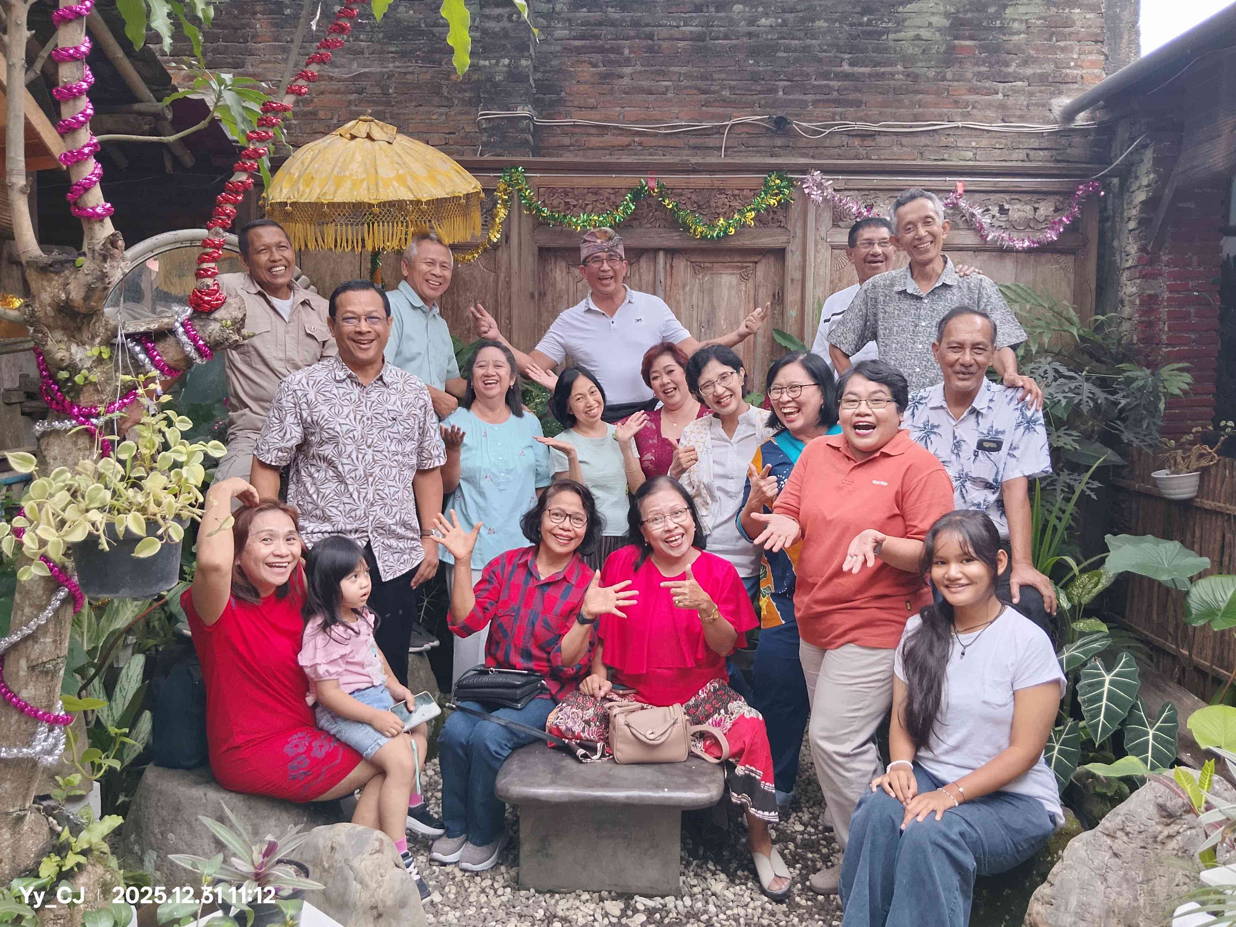 Kumpul bahagia Natal bersama kakak-kakak Mudika di akhir tahun 2025