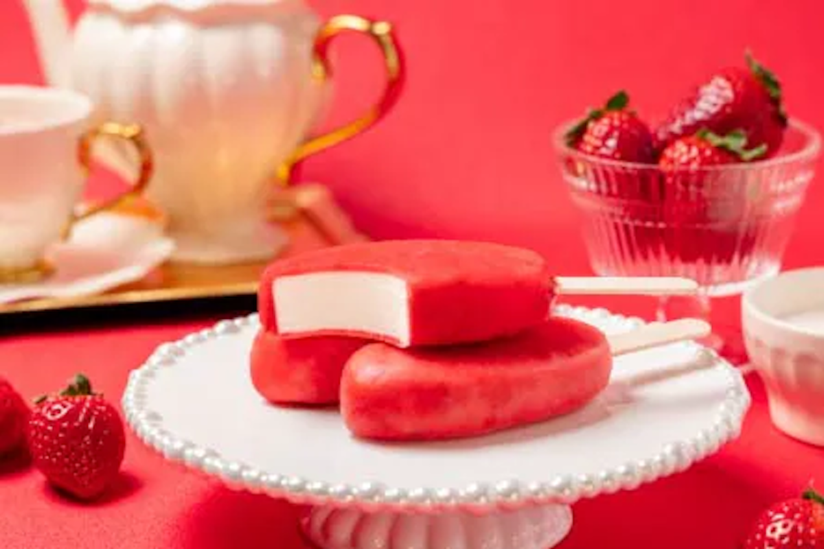 コンビニ限定!ブルガリアヨーグルト「濃い苺」アイスは正月に食べたい1本