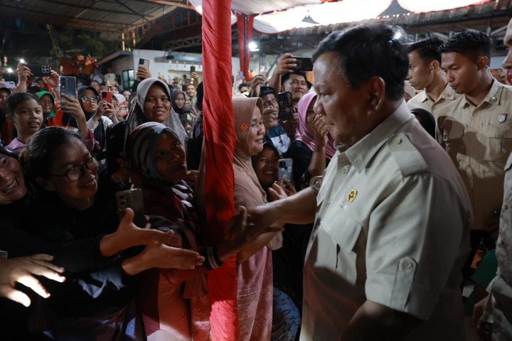 Senyum Bahagia Warga Tapsel Rayakan Tahun Baru Bersama Prabowo di Pengungsian
