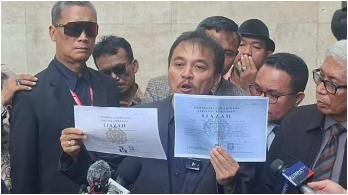 IJAZAH JOKOWI - Roy Suryo tersangka kasus ijazah palsu Presiden ke-7 RI Joko Widodo menyambangi Gedung Ditreskrimum Polda Metro Jaya, Jakarta Selatan, Senin (22/12/2025). Roy Suryo mengatakan foto ijazah Jokowi yang disebutkan berusia 40 tahun itu tampak aneh karena masih sangat bagus dan tajam, seperti cetakan baru. (Tribunnews.com/Tribunnews.com/Reynas Abdila)