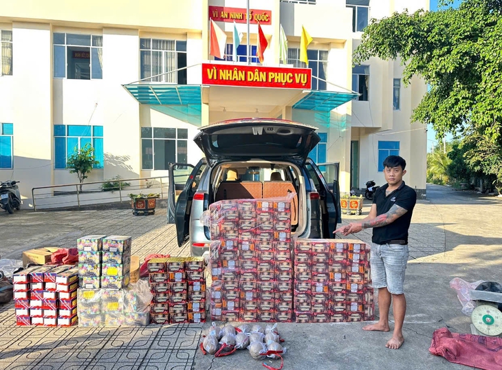 Công an TP.HCM thu giữ hơn 771kg pháo nổ, 54.000 bao thuốc lá lậu dịp cận Tết
