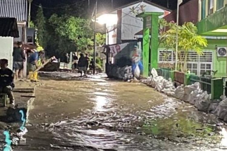 Banjir bandang lumpuhkan akses Bukittinggi-Lubuk Basung di malam tahun baru