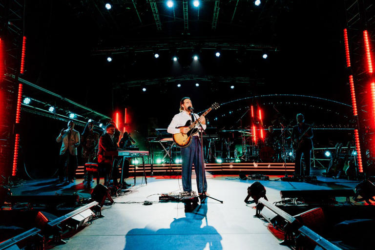 Matt Corby rinde un emotivo homenaje a las víctimas del tiroteo de Sídney en Nochevieja.