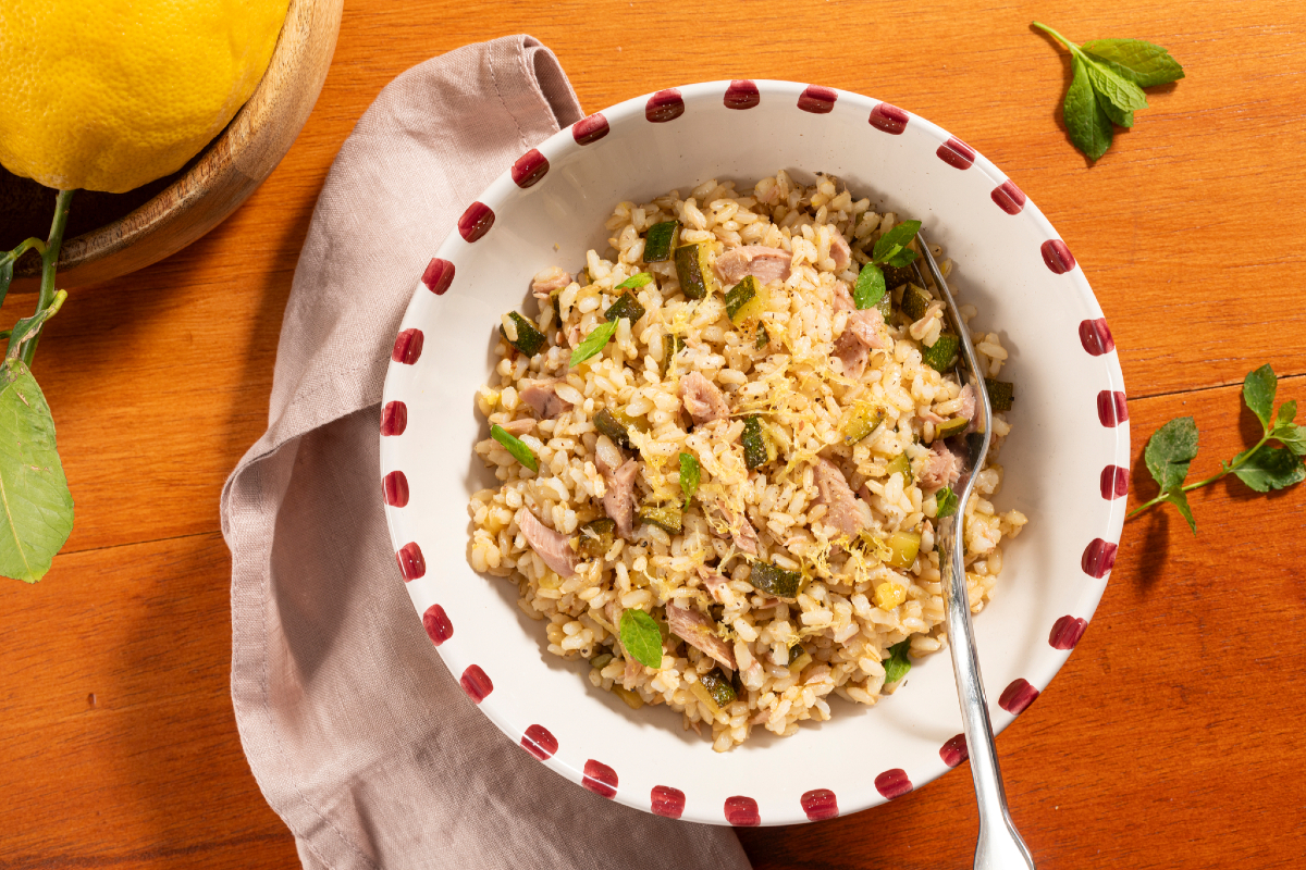 Cold rice with tuna, zucchini, and lemon