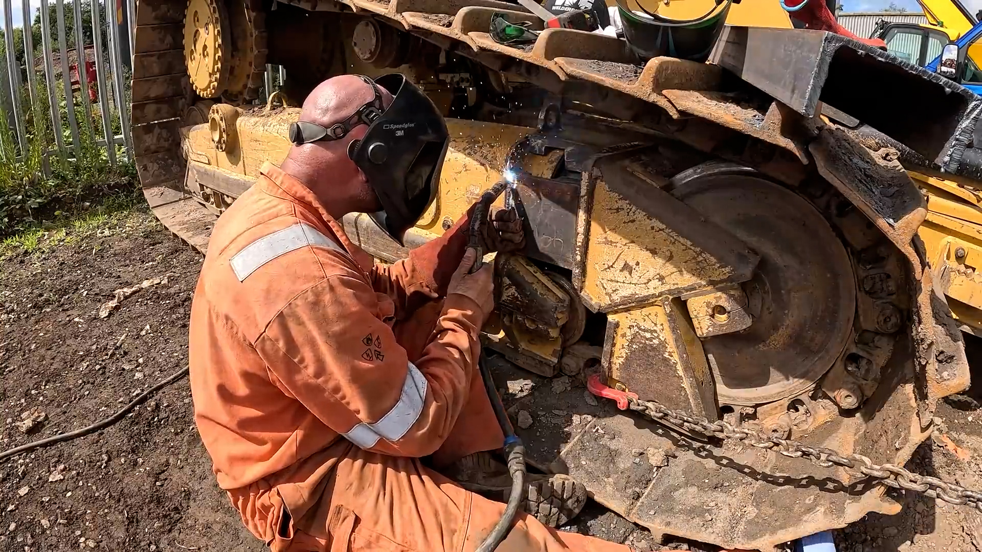 Can we fix this dozer track on site?
