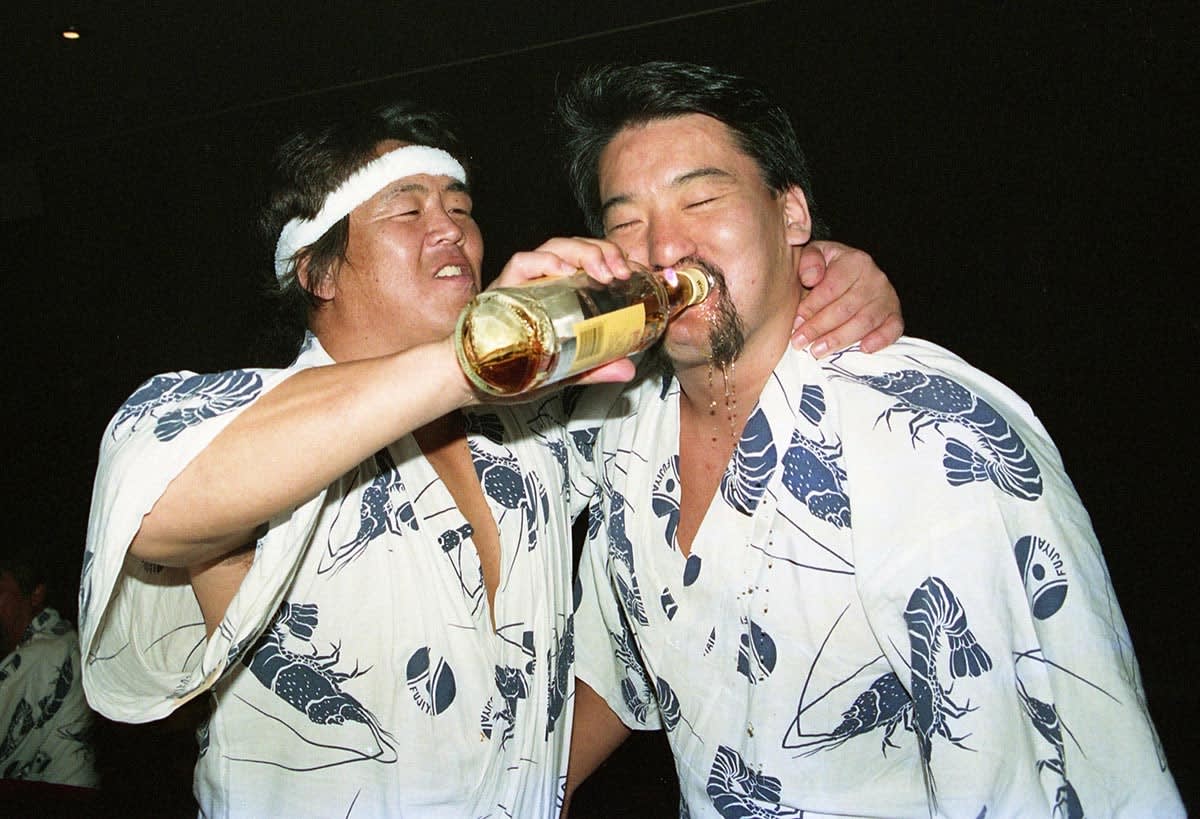 オイ、蝶野！」長州力が仕切った親睦会 若手並ばせ〝ビール2本イッキ