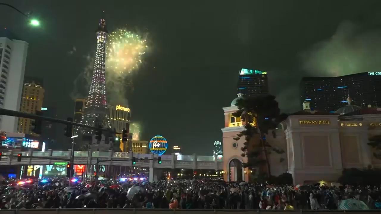 Las Vegas welcomes new year with spectacular fireworks show<br><br>