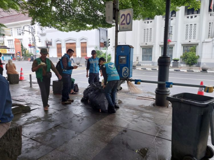 Tumpukan Sampah Capai 100 Meter Kubik Pasca Tahun Baru 2026 di Bandung