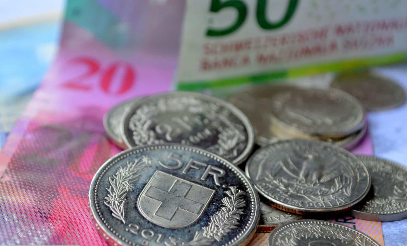 La fin de la monnaie a sonné en Suisse : ces banques ferment leurs portes  aux pièces