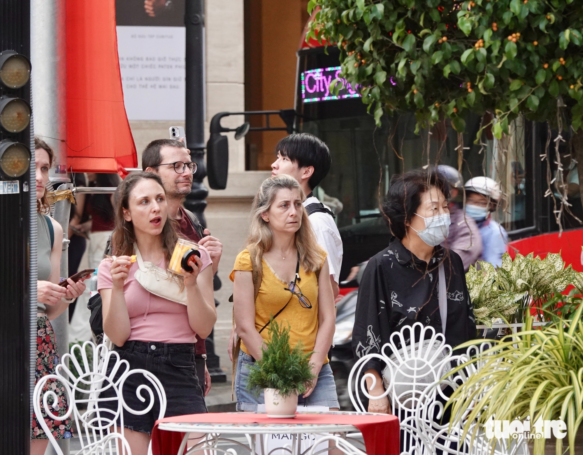 Đường Đồng Khởi nhộn nhịp du khách trong dịp đầu năm - Ảnh: T.T.D.