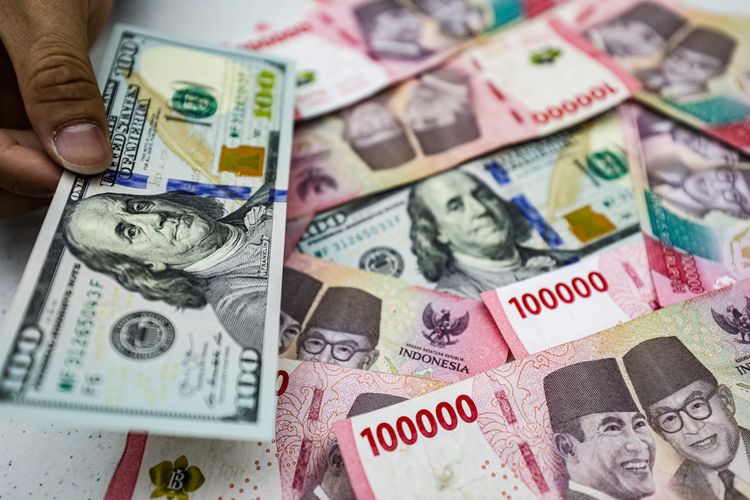 Rupiah melemah mendekati Rp 17.000 per dolar di tengah tekanan global