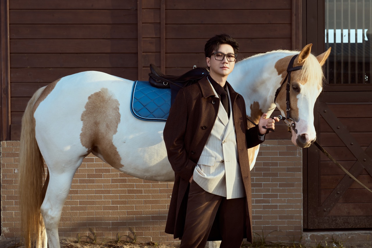 'Anh chú' MC Công Tố tung bộ ảnh ngựa, chưa gì đã thấy Tết Bính Ngọ rần rần