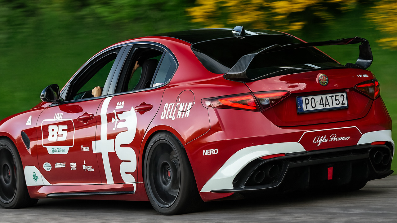 Alfa Romeo Giulia met brullend uitlaatgeluid