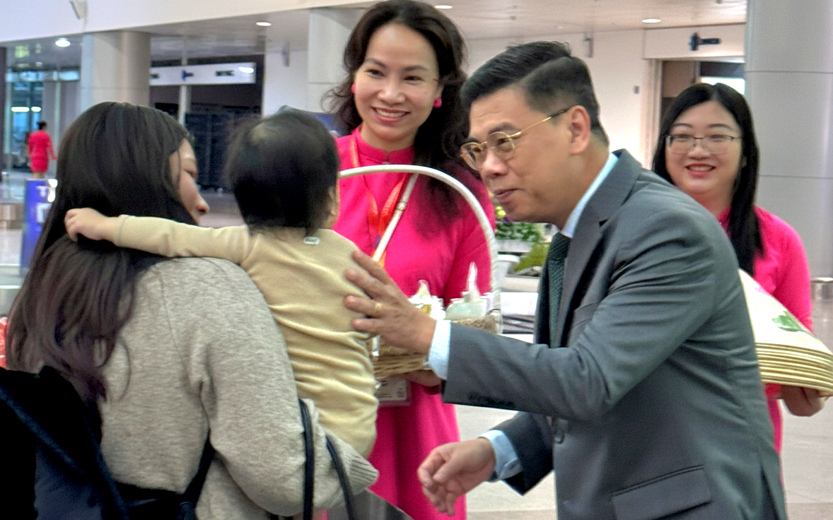 Trung tâm TP.HCM đông vui khách quốc tế đón năm mới 2026 từ sáng sớm