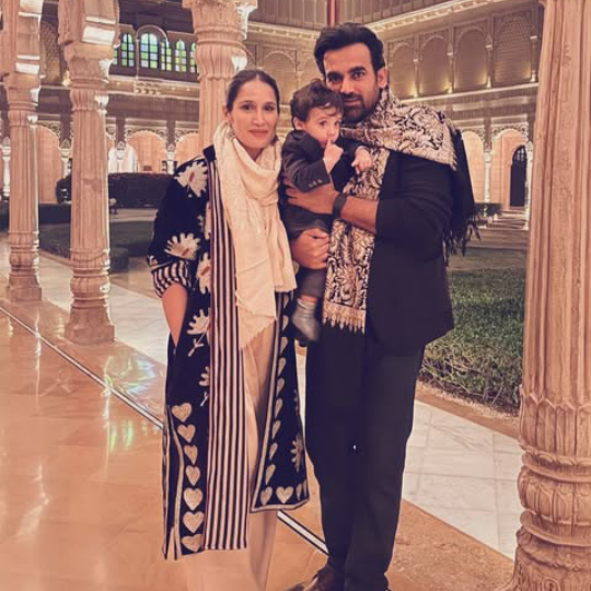 12 potret anak artis India rayakan tahun baru 2026, seru pol!