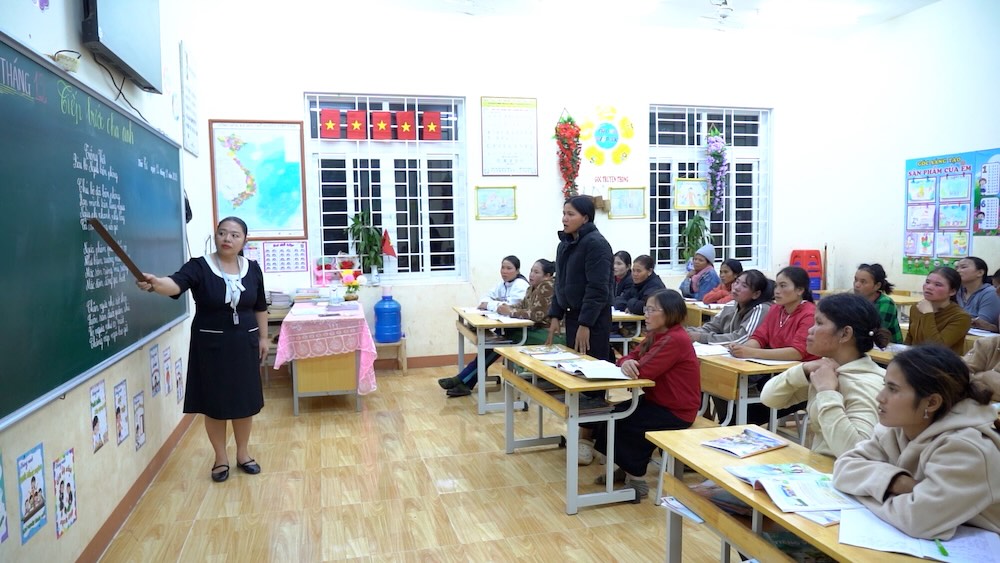 Lớp học đêm xóa mù chữ cho đồng bào vùng biên giới Việt - Lào