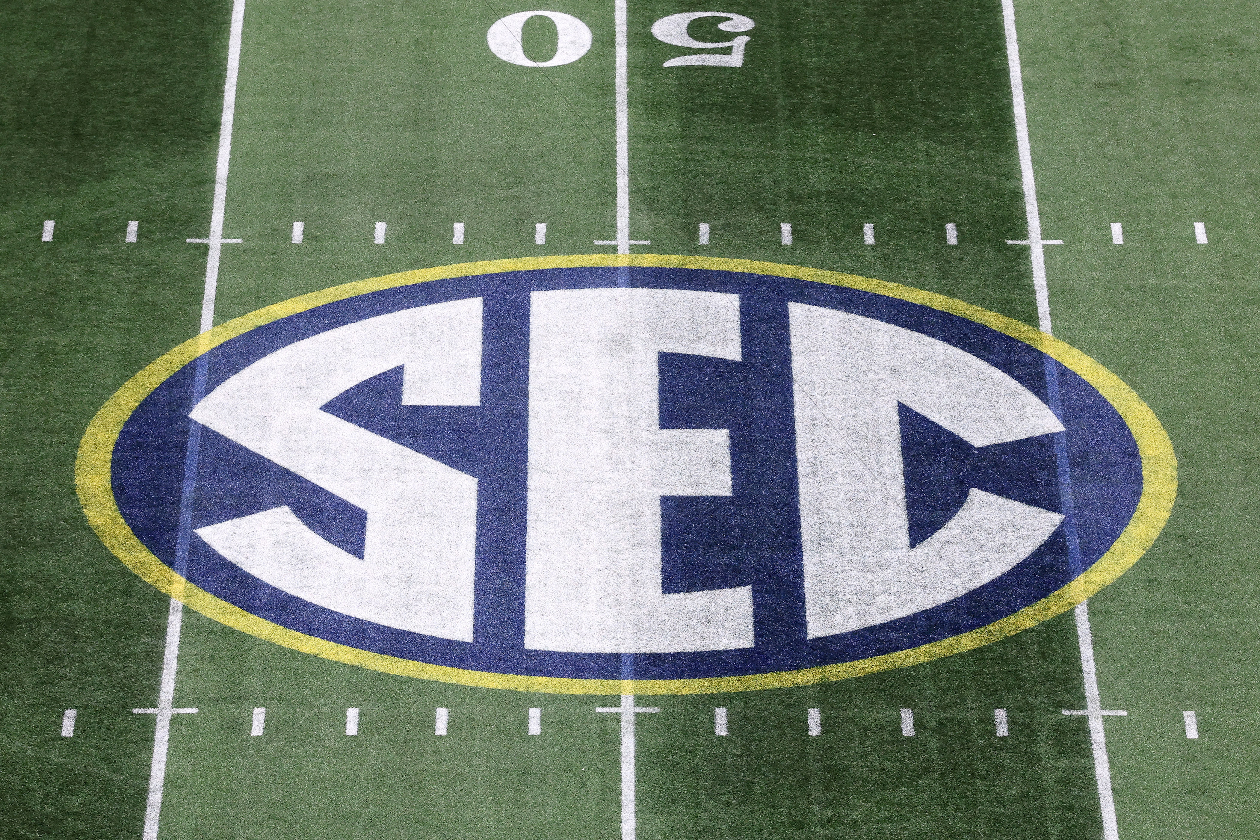 SEC team loses starting QB hours before transfer portal opens<br>