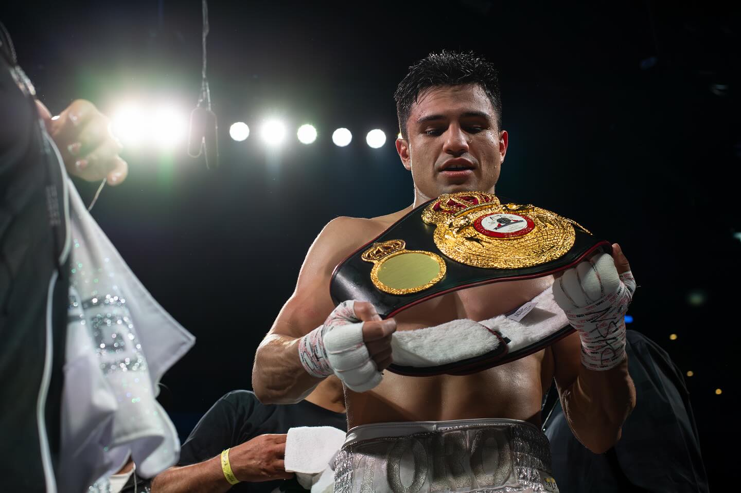 ¡Nuevo campeón mexicano! Cinturón que ganó Crawford a Canelo Álvarez pasó a manos del Toro Reséndiz