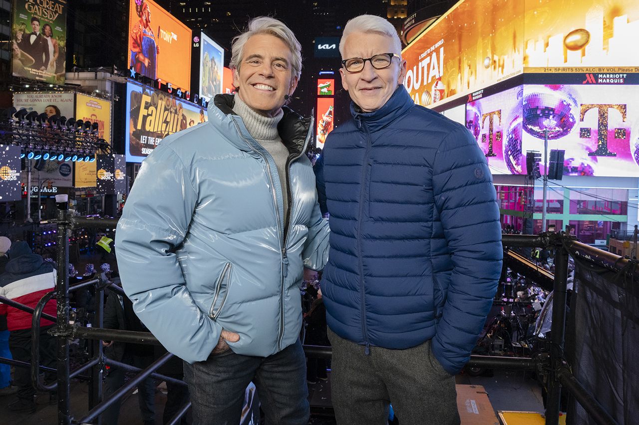 Anderson Cooper can't keep it together doing a live reading of Taylor(01)